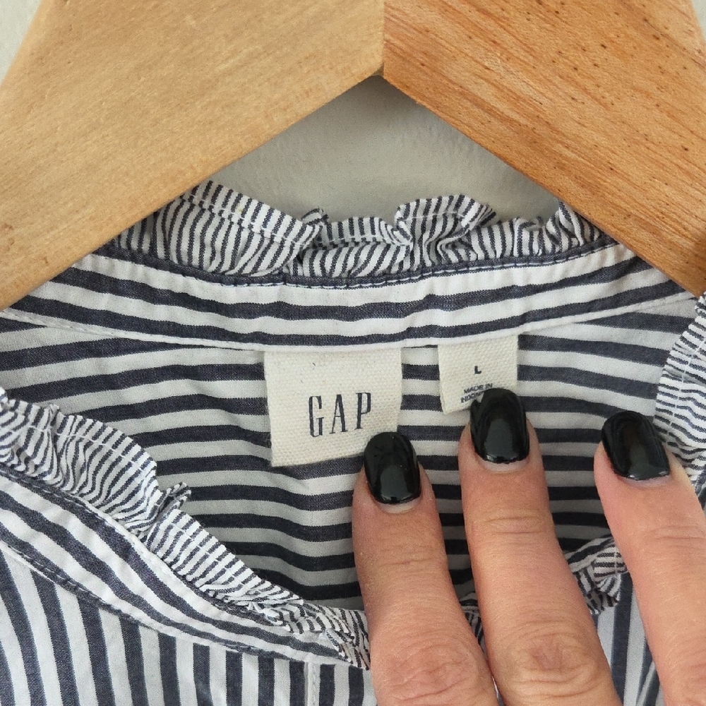 NWOT GAP Navy and White Striped Button Down Shirt - Picture 5 of 7